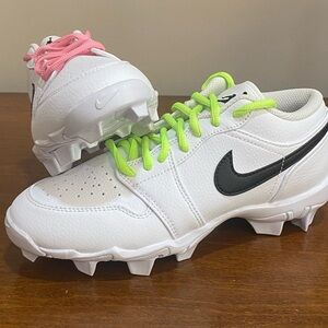 Nike Kids White Soccer Cleats Boys size 4.5Y EUC